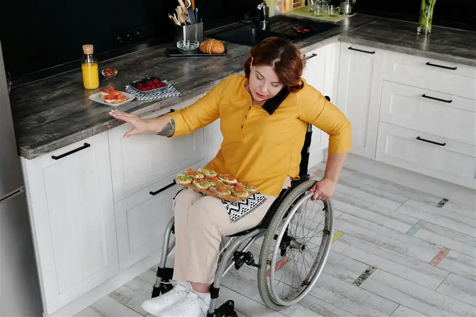 Lady making use of assist personal activities service | Joyfulness Care